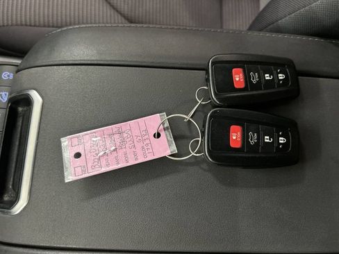 Used 2022 Toyota Highlander LE AWD/4WD image 12