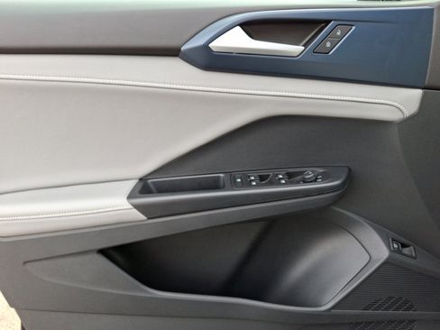 Certified 2024 Volkswagen Taos SE image 13