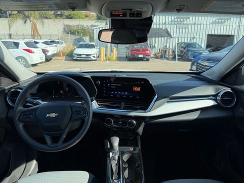 Used 2025 Chevrolet Trax LT image 31