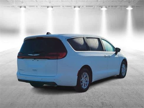 New 2026 Chrysler Pacifica Select image 8