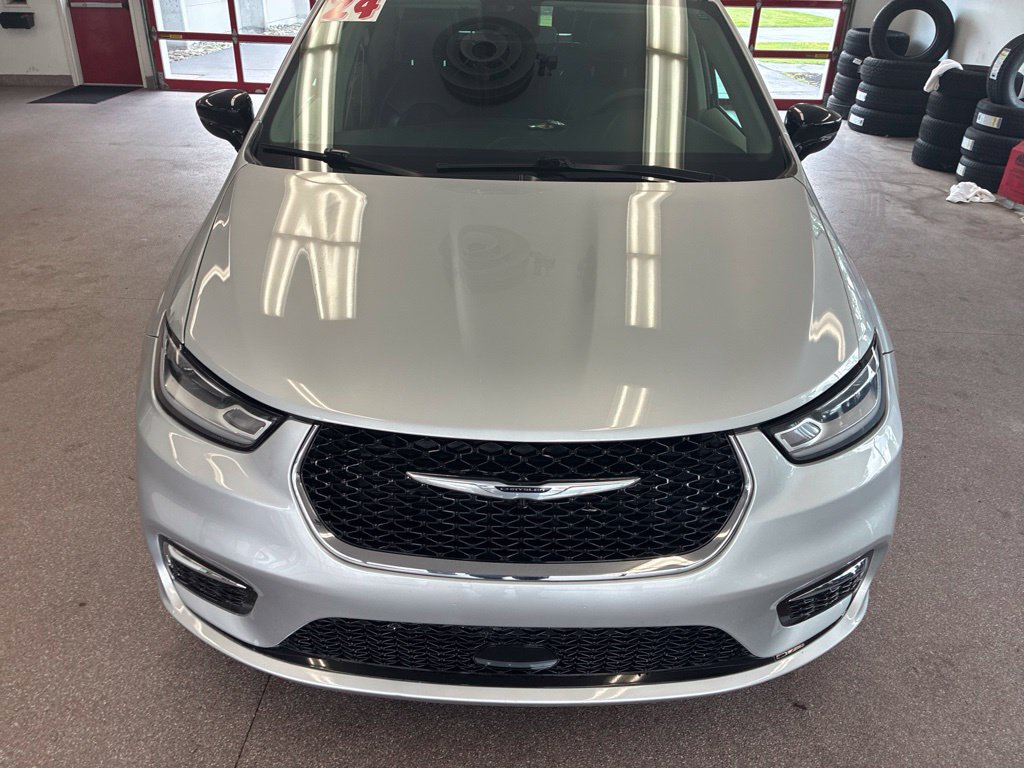 Certified 2024 Chrysler Pacifica Touring-L FWD image 4