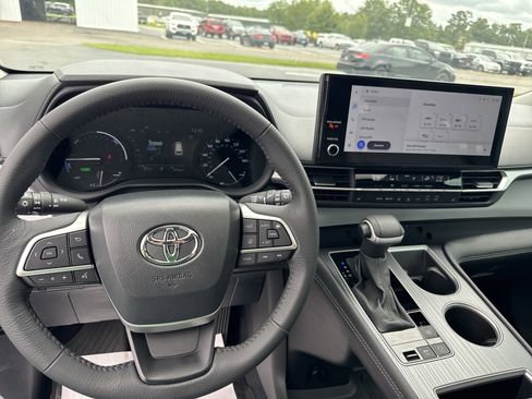 Used 2025 Toyota Sienna XLE FWD image 17