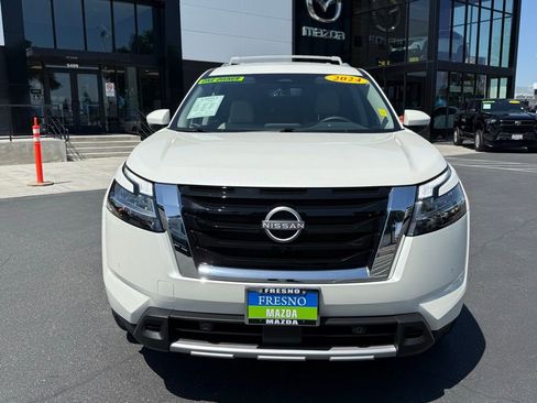 Used 2024 Nissan Pathfinder SL FWD image 2