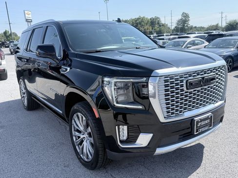 Used 2022 GMC Yukon Denali w/ Denali Ultimate Package AWD/4WD image 3