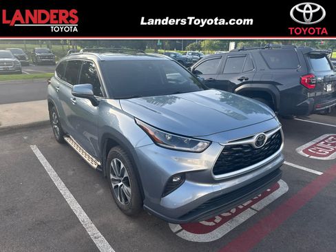Used 2021 Toyota Highlander XLE FWD image 1