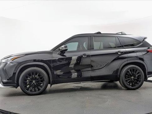 Used 2023 Toyota Highlander XSE FWD image 3
