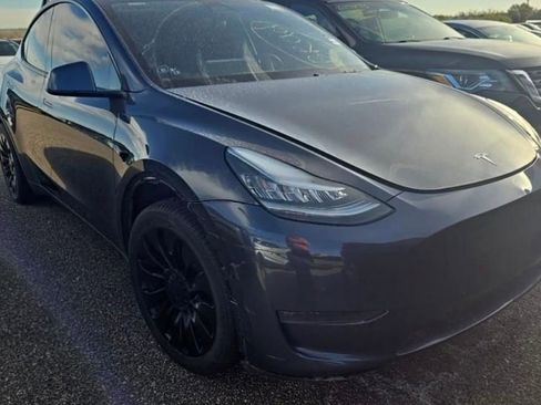 Used 2020 Tesla Model Y Long Range image 11