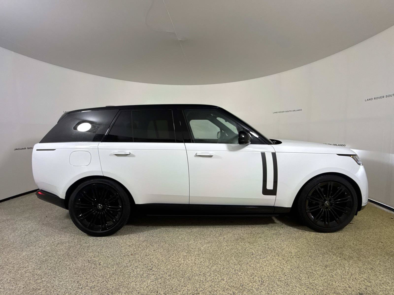 Used 2025 Land Rover Range Rover SE AWD/4WD image 6