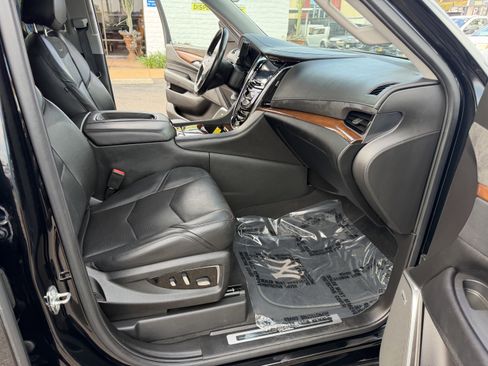 Used 2019 Cadillac Escalade ESV Luxury RWD image 19