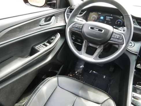 Used 2024 Jeep Grand Cherokee Limited AWD/4WD image 9