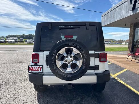 Used 2017 Jeep Wrangler Unlimited Sahara AWD/4WD image 5