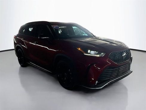 Used 2023 Toyota Highlander XSE FWD image 2