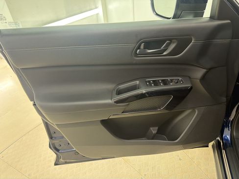 Used 2025 Nissan Pathfinder SV AWD/4WD image 14