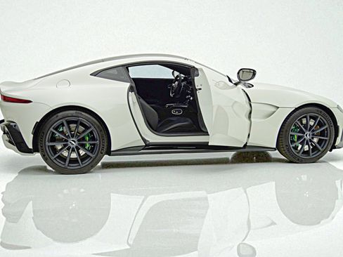 Used 2019 Aston Martin V8 Vantage Coupe image 12