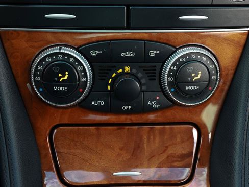 Used 2009 Mercedes-Benz SL 550 w/ Premium I Pkg image 36
