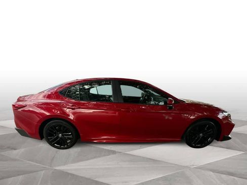 Used 2025 Toyota Camry SE image 9