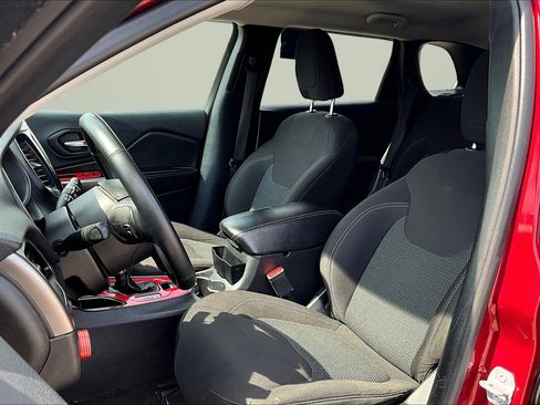 Used 2019 Jeep Cherokee Latitude w/ Cold Weather Group image 16