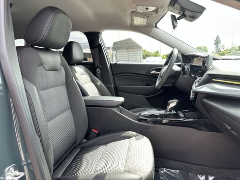 Used 2025 Chevrolet Trax LT FWD image 23