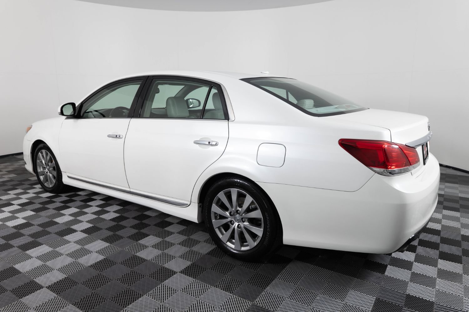 Used 2011 Toyota Avalon Limited FWD image 4