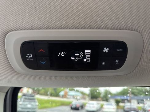 Used 2023 Chrysler Pacifica Touring-L image 21