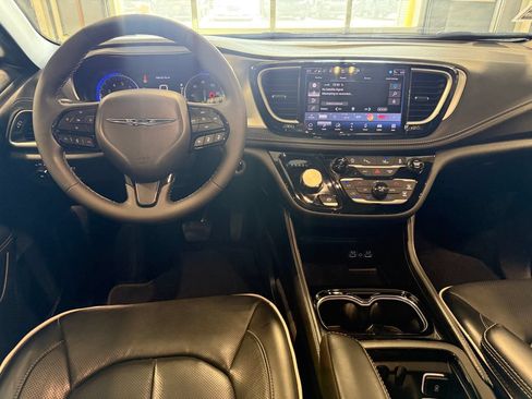 Used 2025 Chrysler Pacifica Limited FWD image 7