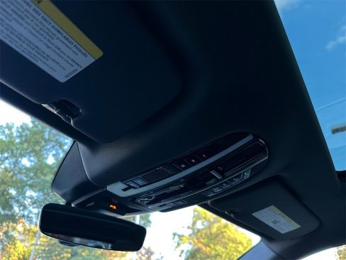 Used 2023 Porsche Cayenne Platinum Edition image 32