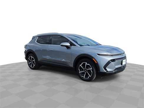 New 2026 Chevrolet Equinox EV LT image 2