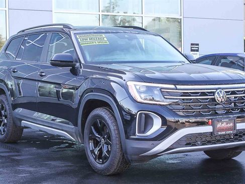 Used 2025 Volkswagen Atlas Peak Edition SE image 3