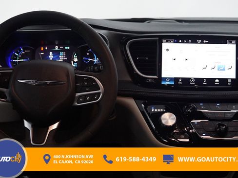 Used 2023 Chrysler Pacifica Touring-L FWD image 5
