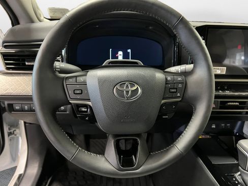 Used 2025 Toyota Camry XLE image 13