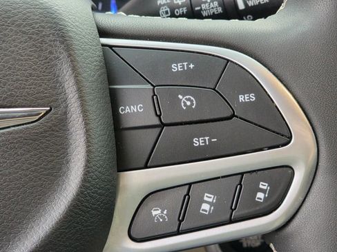 Used 2024 Chrysler Pacifica Touring-L image 18