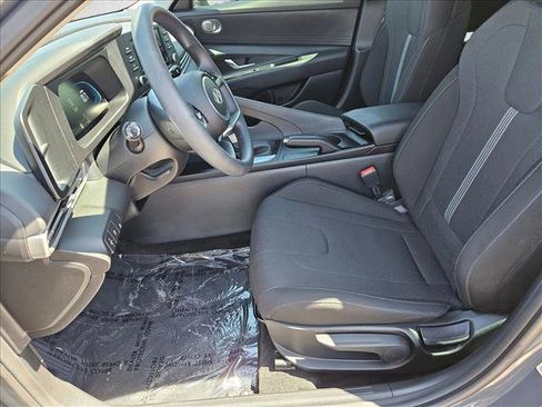 Used 2025 Hyundai Elantra SE image 19