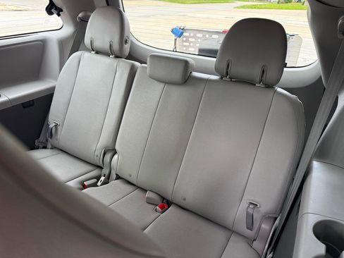 Used 2018 Toyota Sienna XLE w/ Entertainment Package FWD image 14