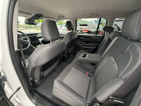 Used 2023 Jeep Grand Cherokee Laredo w/ Luxury Tech Group I AWD/4WD image 10