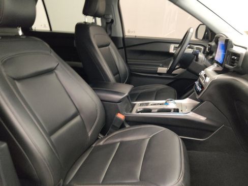 Used 2023 Ford Explorer XLT w/ Equipment Group 202A RWD image 21