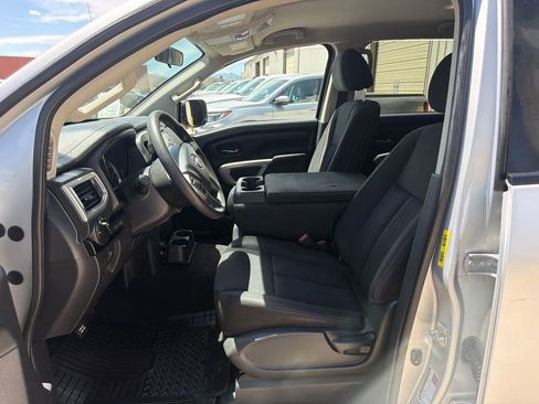 Used 2018 Nissan Titan SV AWD/4WD image 9