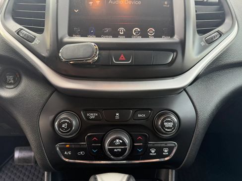 Used 2014 Jeep Cherokee Trailhawk w/ Comfort/Convenience Group AWD/4WD image 19