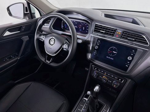 Used 2020 Volkswagen Tiguan SEL FWD image 17