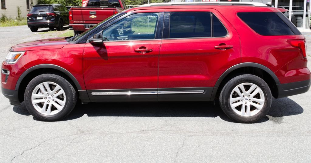 Used 2018 Ford Explorer XLT w/ Equipment Group 202A AWD/4WD image 11