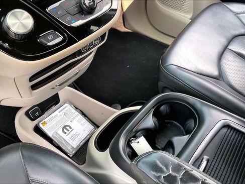 Used 2023 Chrysler Pacifica Touring-L FWD image 15
