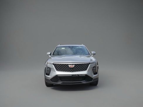 Used 2024 Cadillac XT4 Premium Luxury FWD image 2