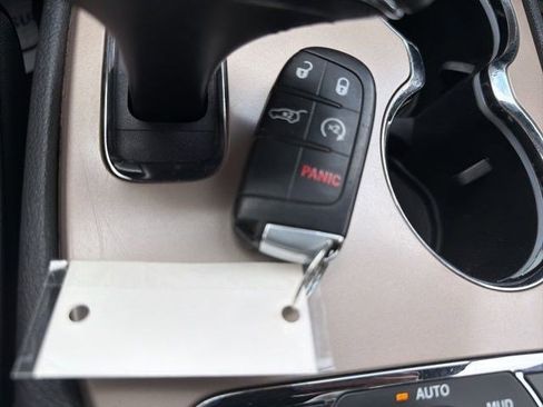 Used 2014 Jeep Grand Cherokee Overland w/ Advanced Technology Group AWD/4WD image 34