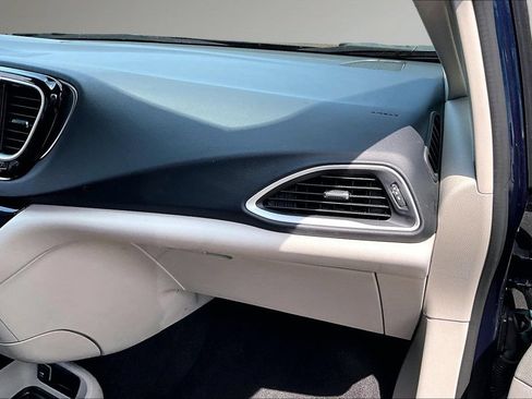 Used 2023 Chrysler Pacifica Touring-L FWD image 25