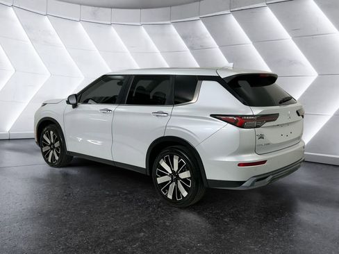 Used 2025 Mitsubishi Outlander SE image 6