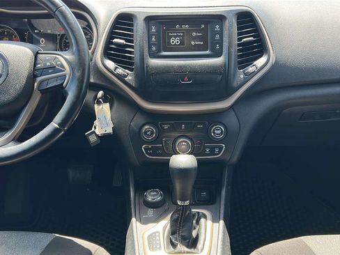 Used 2018 Jeep Cherokee Latitude w/ Altitude Package AWD/4WD image 16