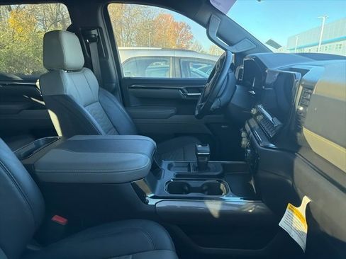 Used 2024 Chevrolet Silverado 1500 ZR2 w/ Technology Package image 9