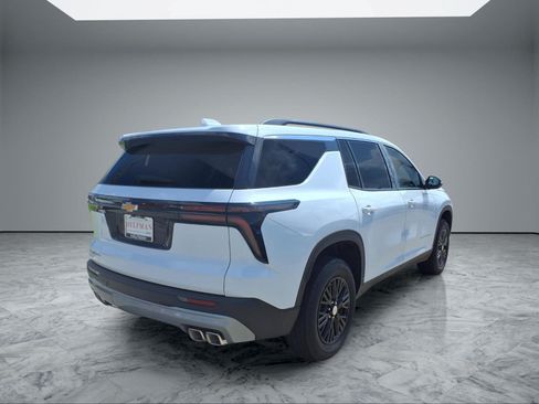 Used 2026 Chevrolet Traverse LT FWD image 7