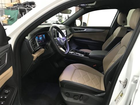 Used 2024 Volkswagen Atlas Cross Sport SE image 7