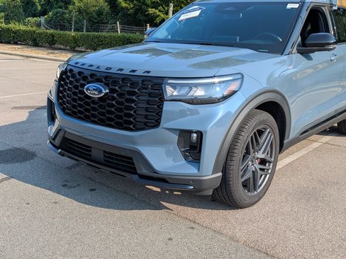 Certified 2025 Ford Explorer ST-Line w/ Premium Package AWD/4WD image 10