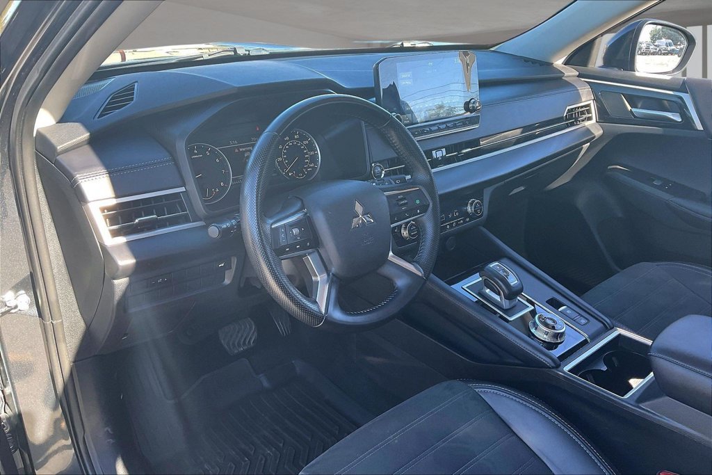 Used 2024 Mitsubishi Outlander AWD image 16